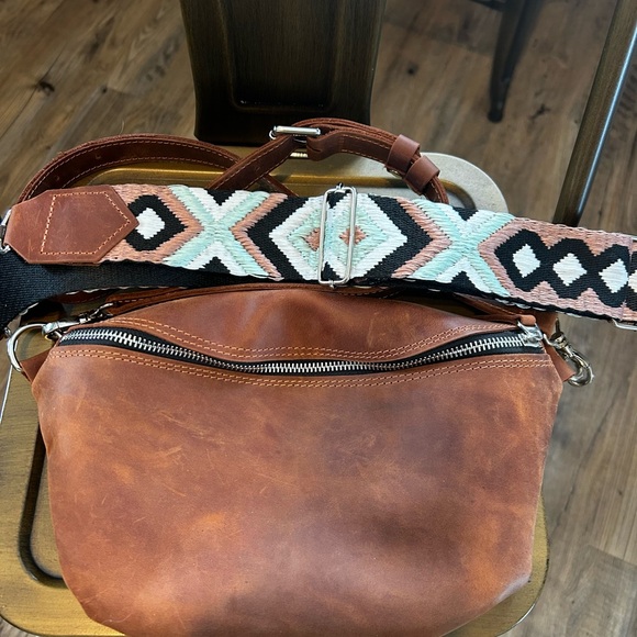 Chic Brown Leather Crossbody with Geometric Strap - Picture 2 of 7